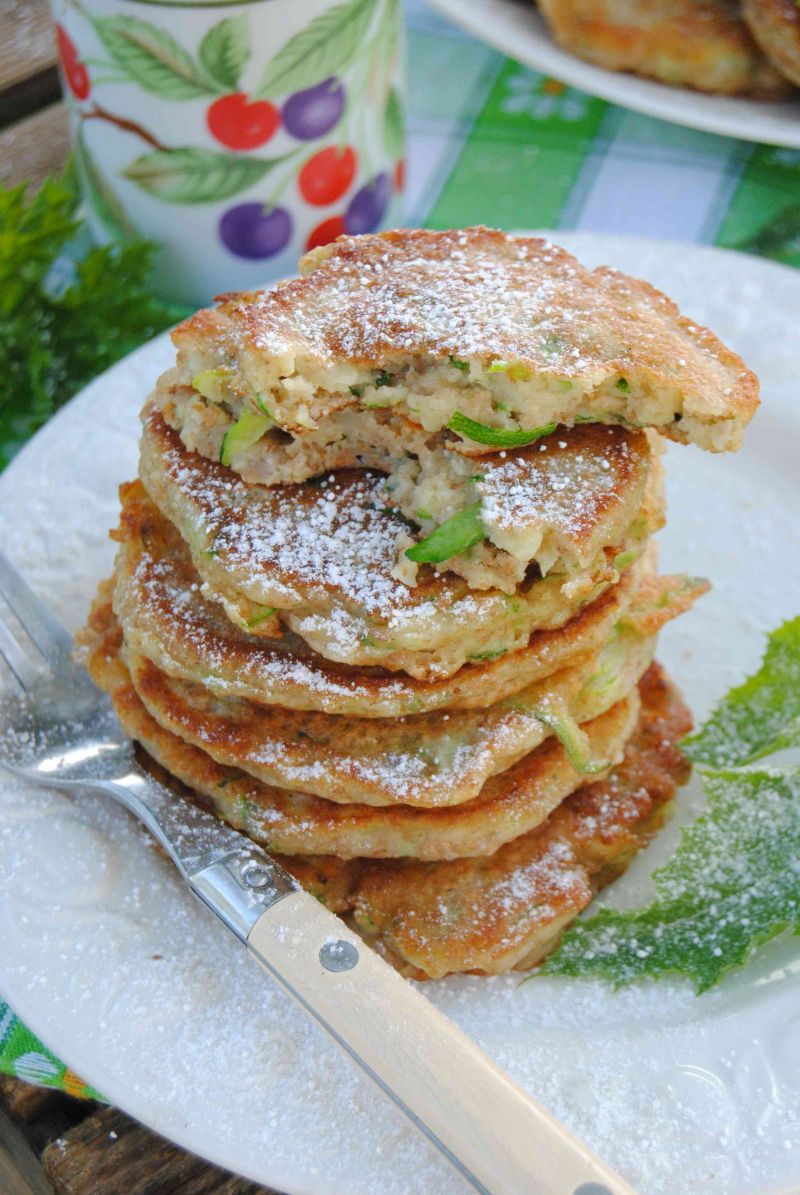 Razowo - cukiniowe racuszki  z kokosową nutą Razowo - cukiniowe racuszki  z kokosową nutą