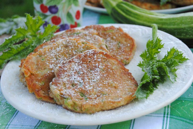 Razowo - cukiniowe racuszki  z kokosową nutą Razowo - cukiniowe racuszki  z kokosową nutą