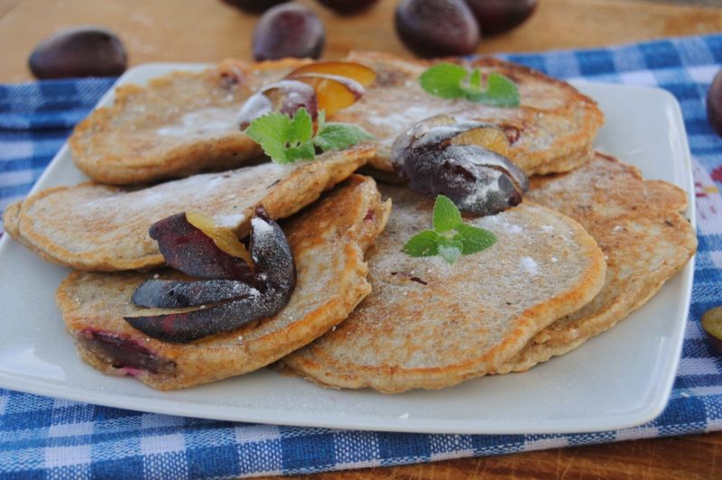 Razowo-śliwkowe racuszki