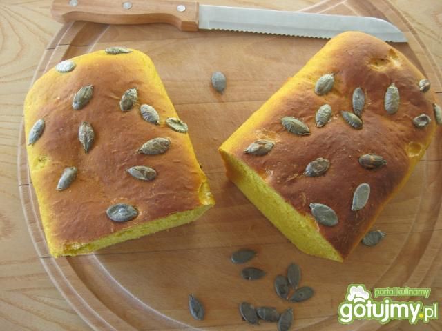 Razowy chleb drożdżowy z dyniowym puree