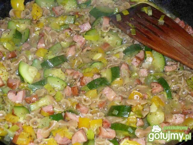 Razowy makaron na kolorowo z cukinią