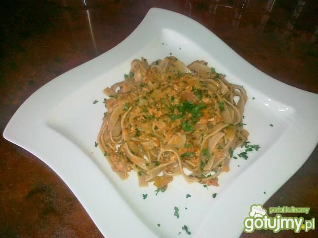 Razowy makaron z sosem tuńczykowym