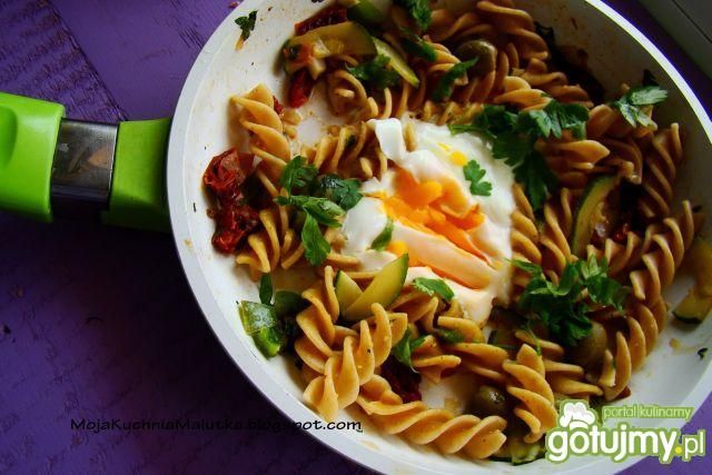 Razowy makaron z suszonymi pomidorami Razowy makaron z suszonymi pomidorami