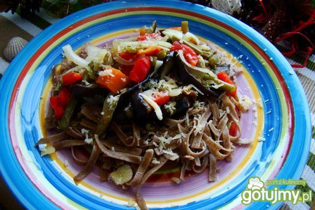 Razowy makaron z warzywami i tartym sere