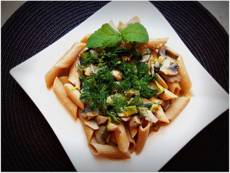 Razowy makaron ze szpinakiem i pieczarkami Razowy makaron ze szpinakiem i pieczarkami