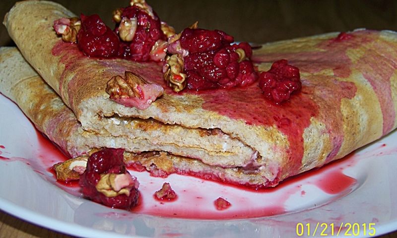 Razowy naleśnik z płatkami owsianymi i sosem