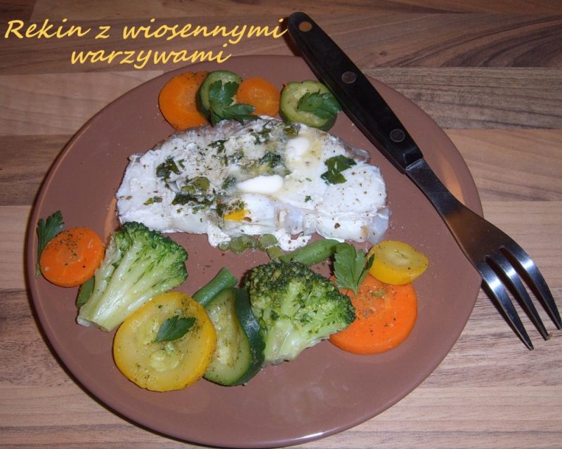 Rekin błękitny z wiosennymi warzywami Rekin błękitny z wiosennymi warzywami