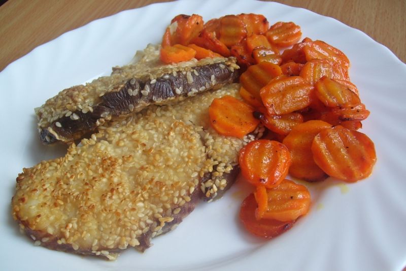 Rekin w sezamie z karmelizowaną marchewką Rekin w sezamie z karmelizowaną marchewką