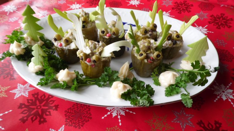 Reniferki -- sałatka śledziowa w korniszonach