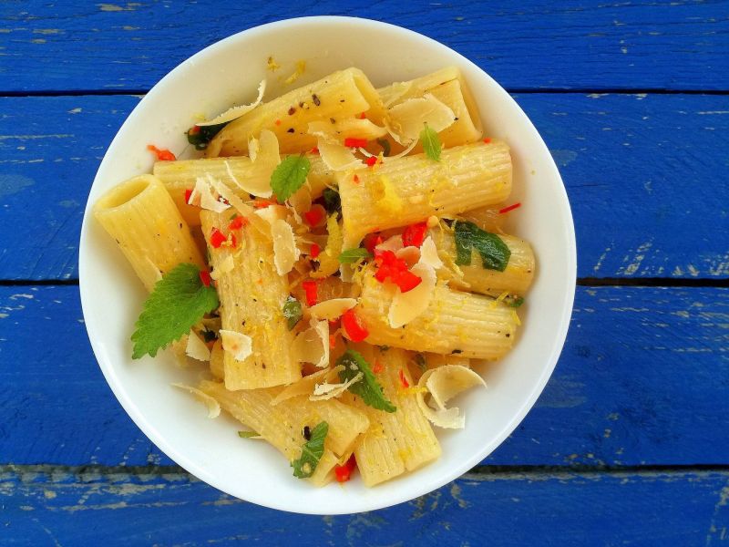 Rigatoni z cytryną, chilli i melisą Rigatoni z cytryną, chilli i melisą