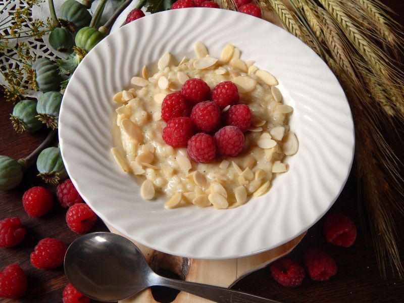 Risotto z białą czekoladą i malinami