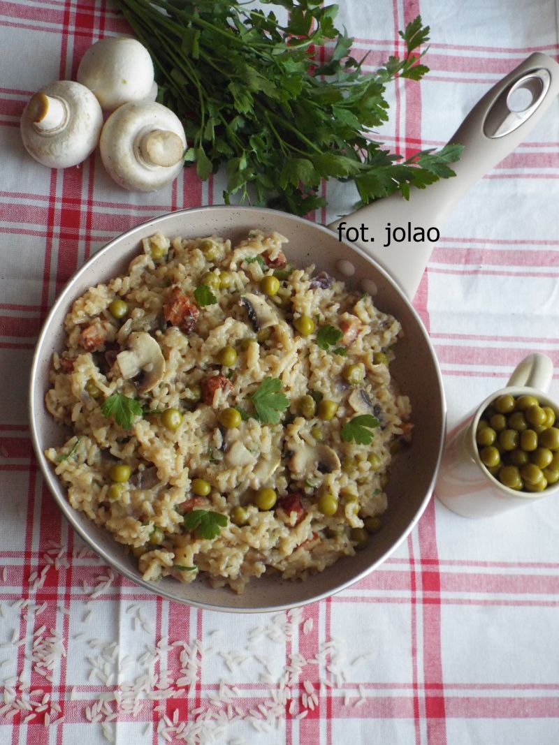 Risotto z boczkiem, pieczarkami i groszkiem