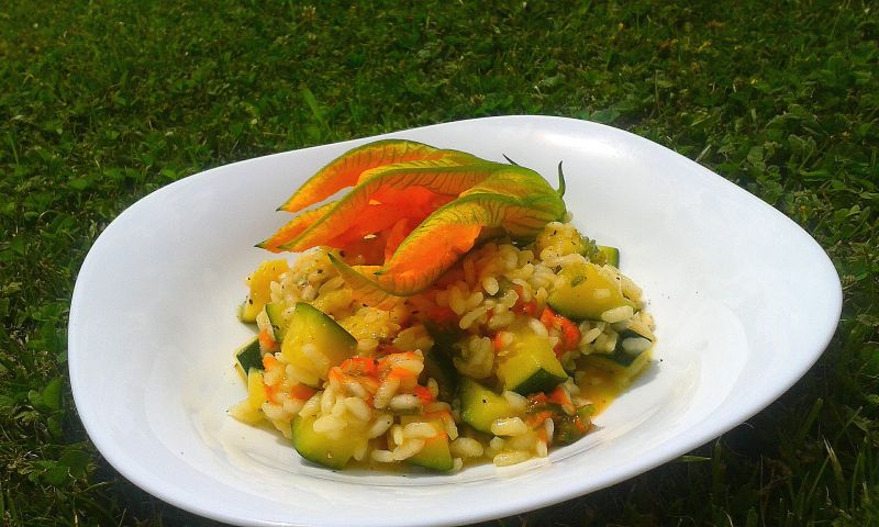 Risotto z cukinią i kwiatami cukinii na piwie