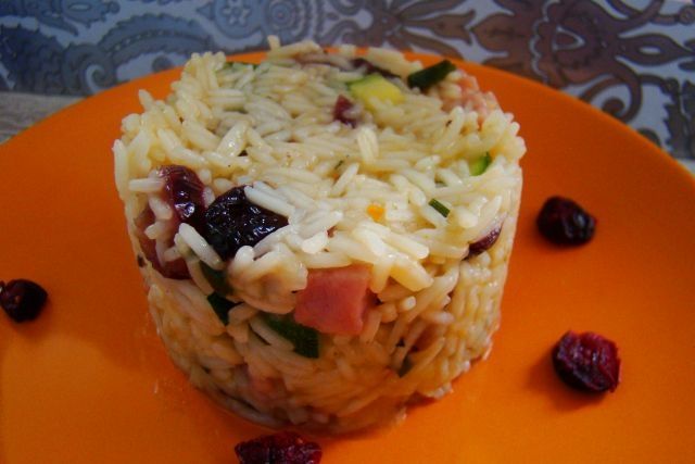 Risotto z cukinią , kiełbasą i słodką żurawiną 