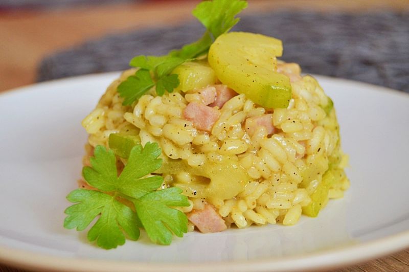 Risotto z cukinią, kiełbaską i pistacjami 