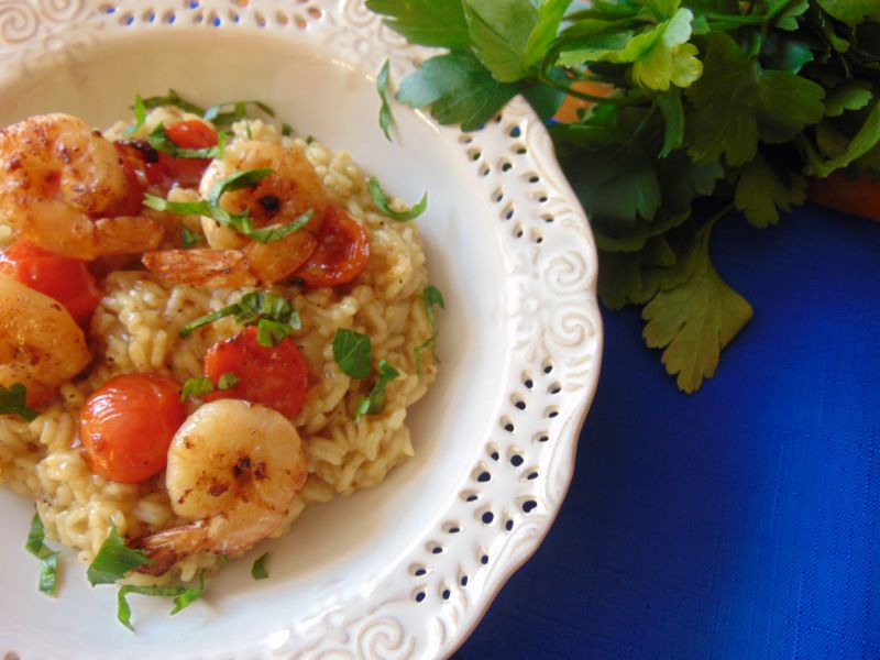 Risotto z krewetkami ii pomidorkami koktajlowymi.