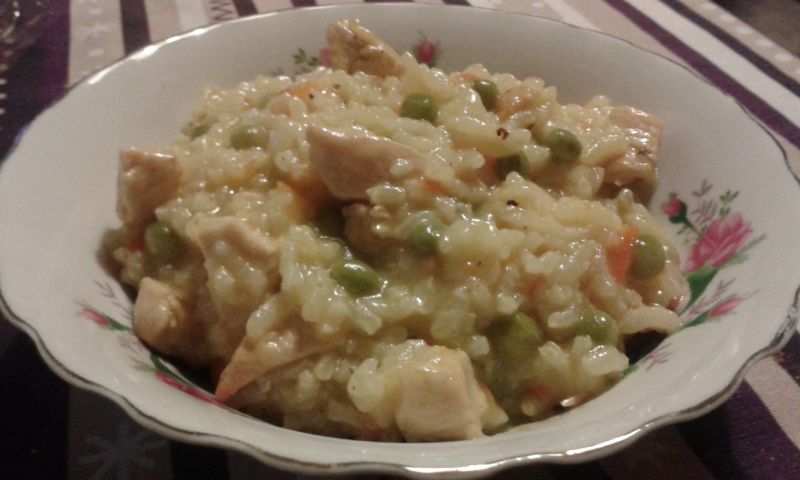 Risotto z kurczakiem, groszkiem i marchewką Risotto z kurczakiem, groszkiem i marchewką