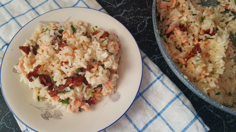 Risotto z łososiem i suszonymi pomidorami Risotto z łososiem i suszonymi pomidorami