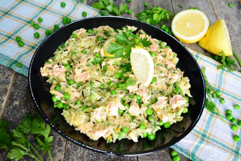Risotto z łososiem i zielonym groszkiem