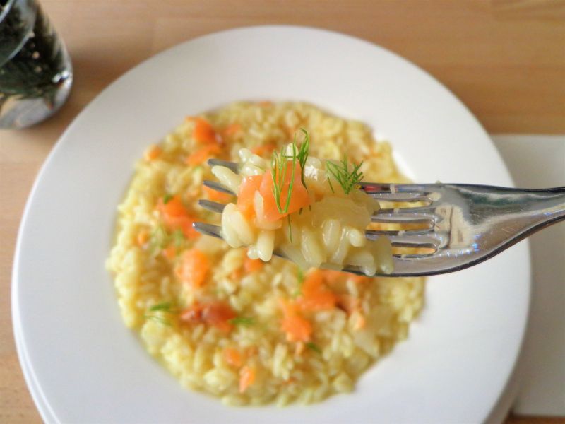 Risotto z łososiem wędzonym i koprem włoskim