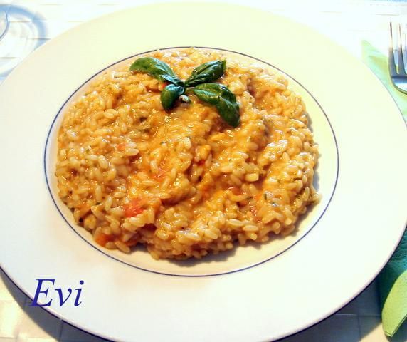 Risotto z świeżymi pomidorami i pesto. Risotto z świeżymi pomidorami i pesto.