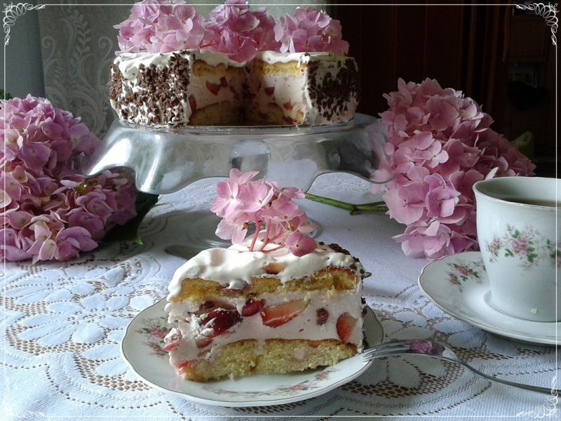 Rocznicowy tort z truskawkami i czereśnią Rocznicowy tort z truskawkami i czereśnią