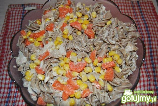 Rodzinna sałatka z ciemnym makaronem Rodzinna sałatka z ciemnym makaronem