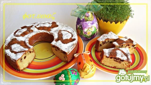 Rodzynkowy wieniec z cukrem pudrem