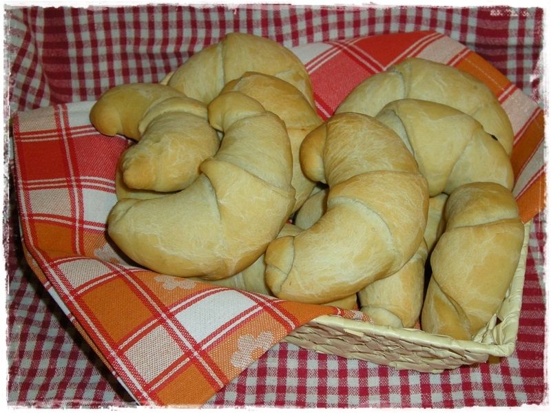 Rogale drożdżowe z boczkiem i camembertem