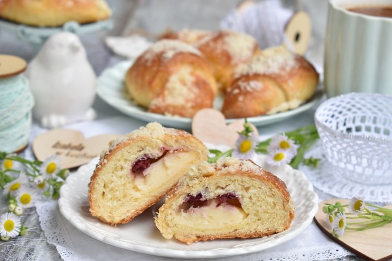 Rogale drożdżowe z budyniem, wiśninią i kruszonką