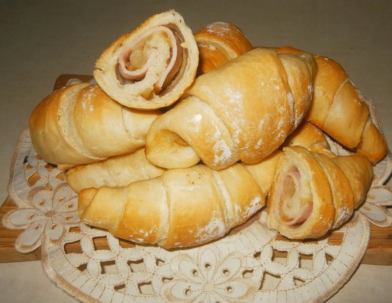 Rogale nadziewane cebulą i wędliną 