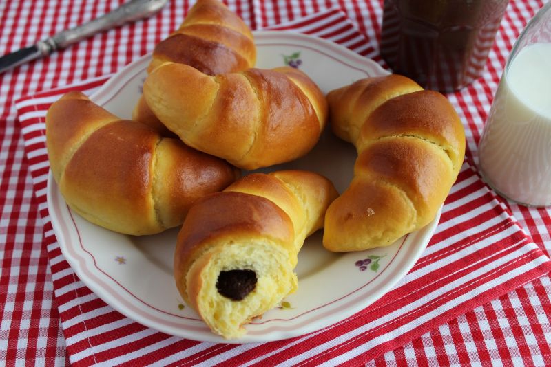 Rogale śniadaniowe z nadzieniem czekoladowym Rogale śniadaniowe z nadzieniem czekoladowym