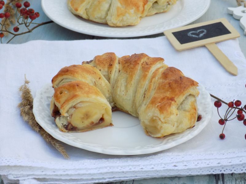 Rogale z ciasta francuskiego z bananem i czekoladą Rogale z ciasta francuskiego z bananem i czekoladą