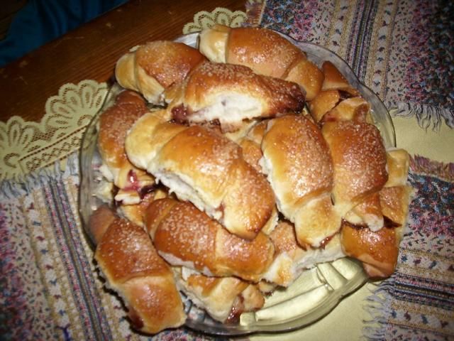 Rogale z konfiturą wiśniową