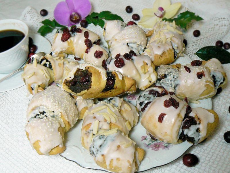 Rogale z makiem niebieskim i żurawiną