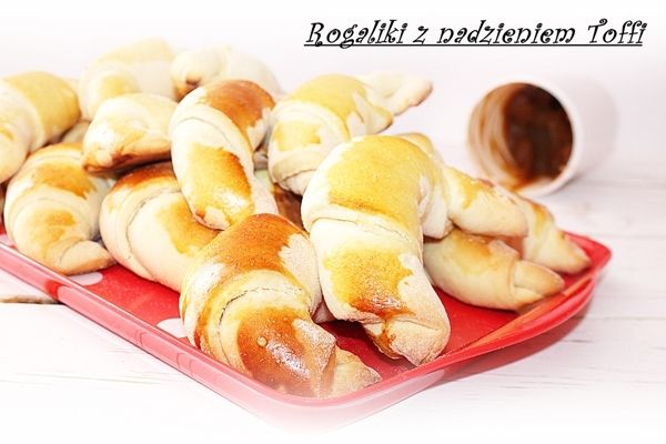 Rogale z nadzieniem toffi