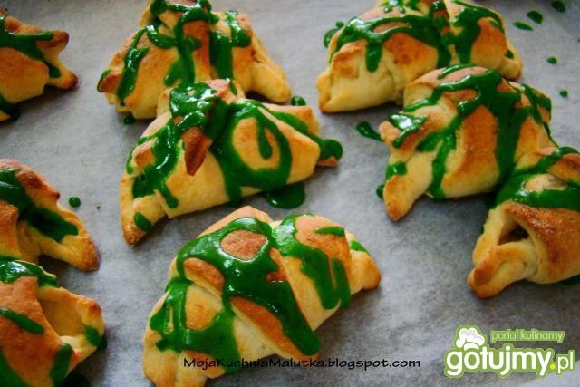 Rogalik z płatkami róży  Rogalik z płatkami róży