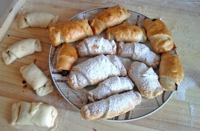 Rogaliki drożdżowe nadziewane czekoladą Rogaliki drożdżowe nadziewane czekoladą