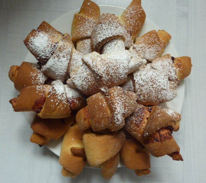 Rogaliki drożdżowe nadziewane marmoladą Rogaliki drożdżowe nadziewane marmoladą