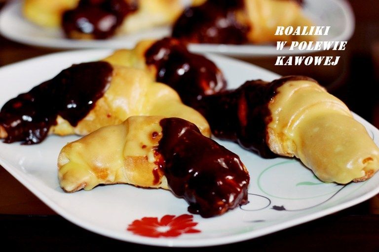 Rogaliki drożdżowe  w polewie kawowo cytrynowej