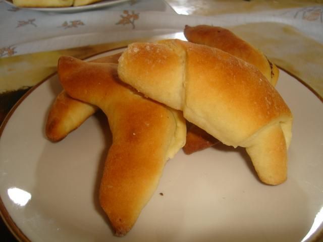 Rogaliki drożdżowe z czekoladą.