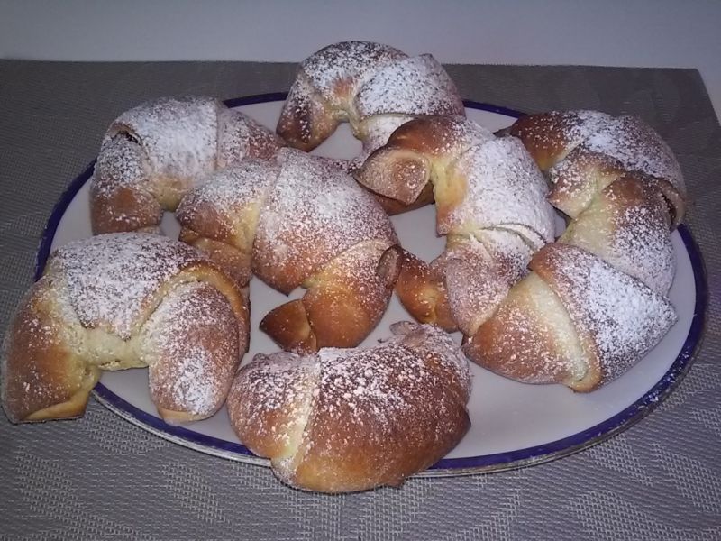 Rogaliki drożdżowe z czekoladą