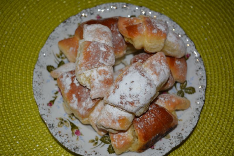 Rogaliki drożdżowe z czekoladą