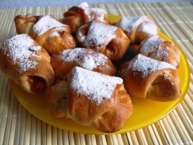 Rogaliki drożdżowe z dżemem morelowym Rogaliki drożdżowe z dżemem morelowym