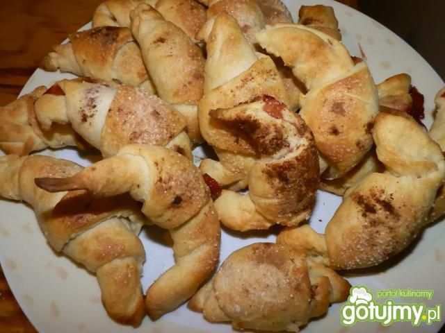 Rogaliki drożdżowe z dżemem truskawkowym Rogaliki drożdżowe z dżemem truskawkowym