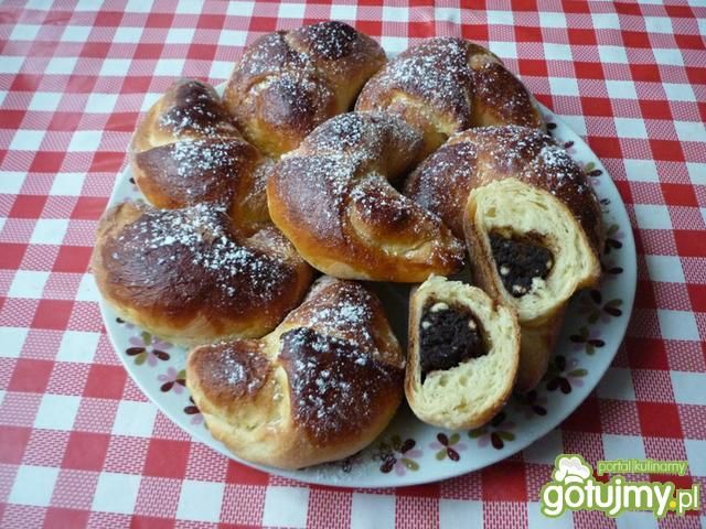 Rogaliki drożdżowe z kakaową masą. Rogaliki drożdżowe z kakaową masą.