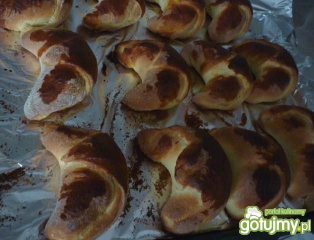 Rogaliki drożdżowe z makiem. Rogaliki drożdżowe z makiem.