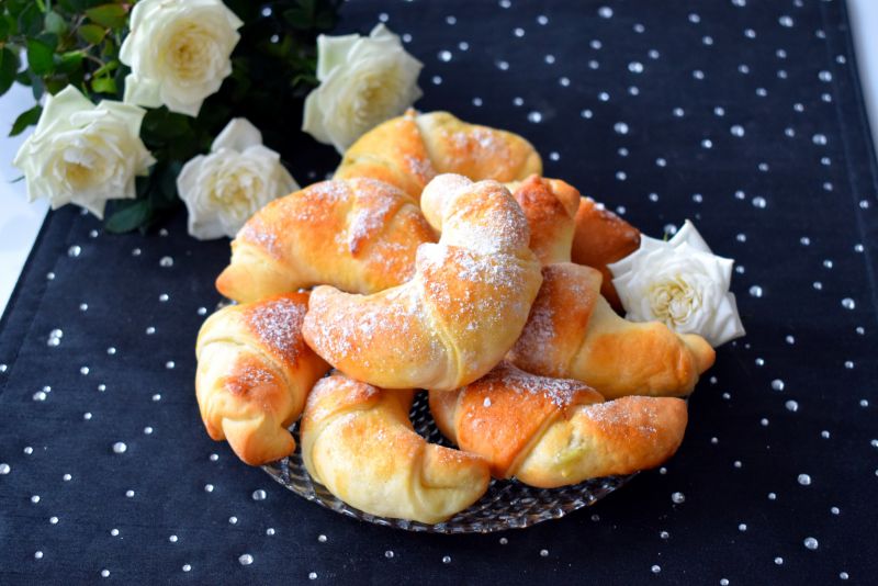 Rogaliki drożdżowe z mango Rogaliki drożdżowe z mango