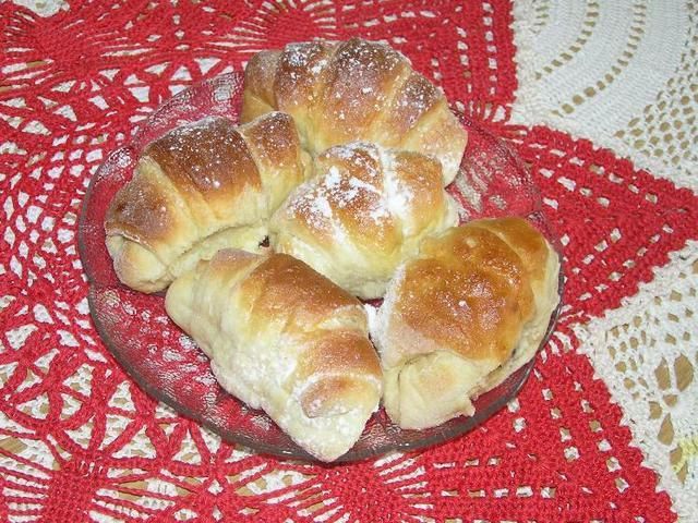 Rogaliki drożdżowe z marmoladą