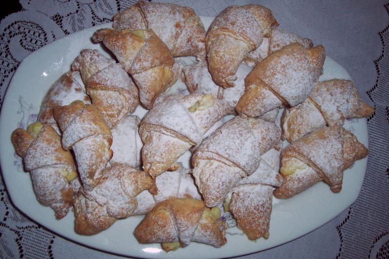 Rogaliki drożdżowe z marmoladą truskawkową